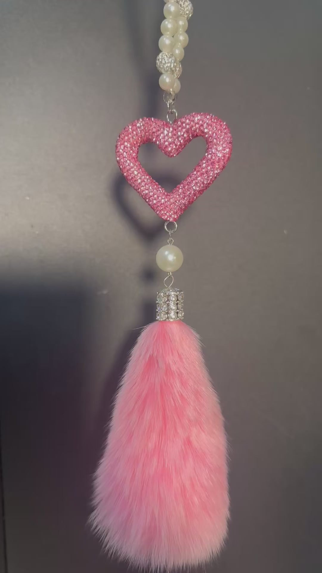 Cute Custom Car Mirror Charm – White Pearl & Pink Heart Rhinestone Rearview Mirror Hanging Ornament with Soft Pink Faux Fur | Aesthetic Car Accessories