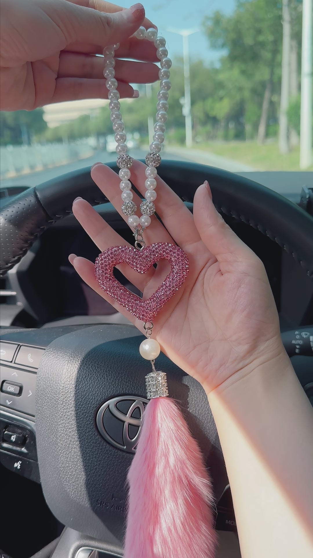 Cute Custom Car Mirror Charm – White Pearl & Pink Heart Rhinestone Rearview Mirror Hanging Ornament with Soft Pink Faux Fur | Aesthetic Car Accessories